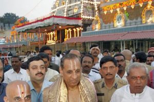 he governor of ap infront of the temple