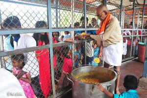 SRIVARI SEVAKS SERVING FOOD1