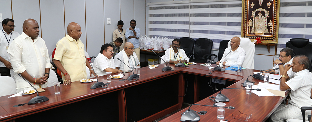 addl eo meeting with vegetable donors 05WEB