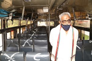CHAIRMAN INSPECTING ELECTRIC BUS3