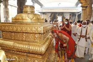Sri Sri Sri Swaroopanandendra Saraswathi Maha Swamiji visit to Sri Varaha Swamy temple2