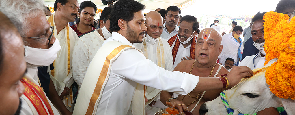 AP CM TAKES PART IN KAMADHENU GOPUJA HELD AT NARASARAO PET4WEB