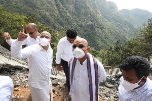 EO INSPECTING ONGOING WORKS ON 2ND GHAT ROAD2