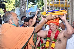 TTD PRESENTS SILK VASTRAMS TO SRISAILAM TEMPLE1