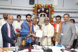 MAHA TOURISM MINISTER OFFERS DOCUMENTS OF LAND TO TTD4