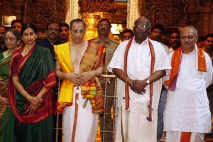 HE Governor of ap visit to temple1
