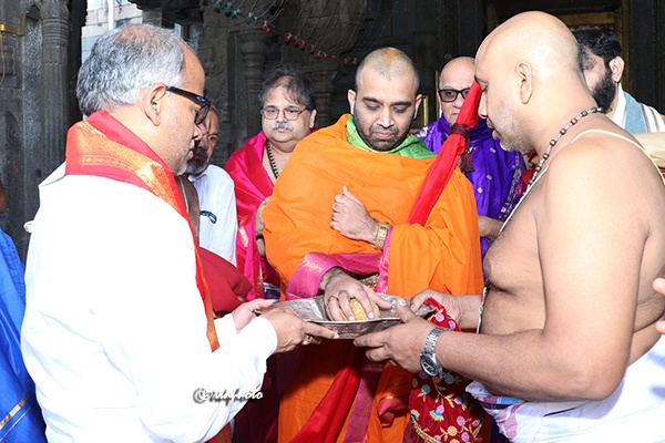 Chief Pontiff Of Sree Kashi Math Samsthan Offered Prayers To Lord