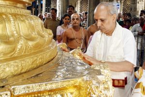 EO offerings prayers at Dwajasthambham