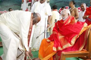 chairman taking blessing from courtralam swamy