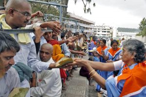 srivari seva volunteers distributing food to the waiting pilgrims in Q lines