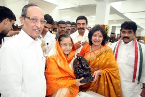 minister geetha reddy presenting memento to president of india