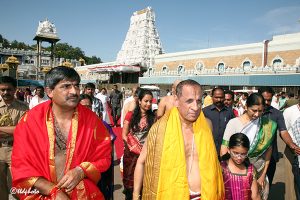 governor infront of sri vari temple