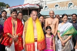 governor infront of sri vari temple1
