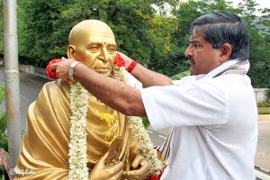 eo ttd garlanding the statue of Sri Veturi Prabhakara Sastry