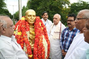 eo ttd garlanding the statue of Sri Veturi Prabhakara Sastry1