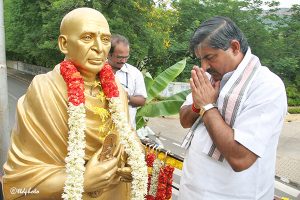 eo ttd garlanding the statue of Sri Veturi Prabhakara Sastry3