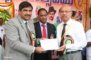 eo ttd presenting silver dollor and certificate of apprecitation to Sri