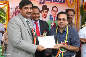 eo ttd presenting silver dollor and certificate of apprecitation to Sri O Balaji Add FACAO