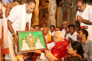 JEO Tml presenting Swamy Vari photo to Sri RV Despande