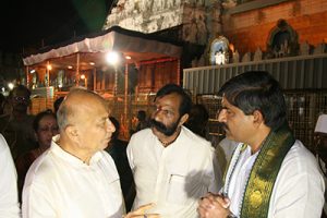 home minister infront of srivari temple
