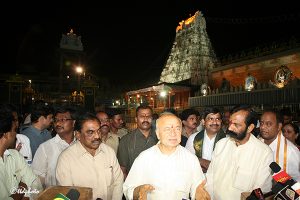 home minister infront of srivari temple1
