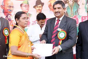 EO presenting Certification of appreciation to Ms. Chenchu Lakshmi,Dy EO Recruitment