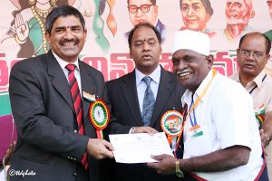 EO presenting Certification of appreciation to Sri Venkata Muni, Duffedar EO Office