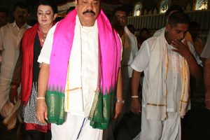 president of srilanka infront of sri vari temple