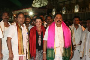 president of srilanka infront of sri vari temple1