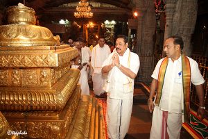 president of srilanka inside sri vari temple