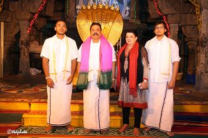 president of srilanka inside sri vari temple with family members2
