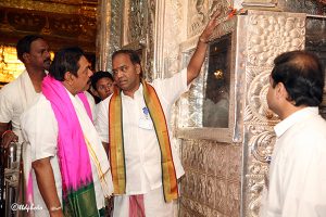 president of srilanka inside sri vari temple2