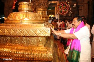president of srilanka inside sri vari temple3