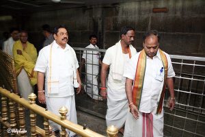srilankan president in Q Line thro vaikuntam Q Complex1 1
