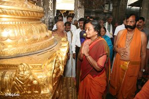speaker of lok sabha inside srivari temple