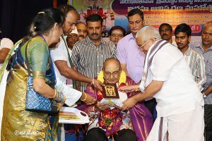 felicitation to Kalathapasvi Sri K.Viswanath by EO TTD