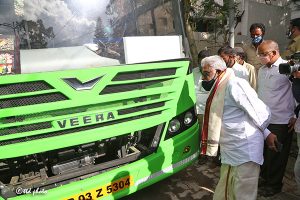 CHAIRMAN INSPECTING ELECTRIC BUS