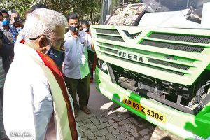 CHAIRMAN INSPECTING ELECTRIC BUS1