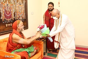 TTD CHAIRMAN TTD EO ADDL EO met HH Jagadguru Sankaracharya Sri Sri Sri Swaroopanandendra Saraswathi Maha Swamiji Visakha Sarada Peetam