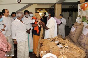 CHAIRMAN INSPECT ORGANIC RICE AND VEGETABLES