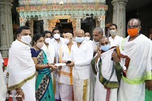HANDING OVER OF CHEQUE TO POTU FAMILY MEMBERS