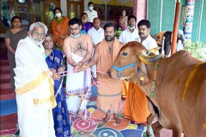 SEER OF SRI SHAKTI PEETHAM PRESENTS GIR BREED COW AND A CALF TO TTD 1