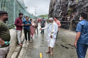 CHAIRMAN INSPECTS DOWN GHAT ROAD1