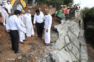 EO INSPECTING ONGOING WORKS ON 2ND GHAT ROAD