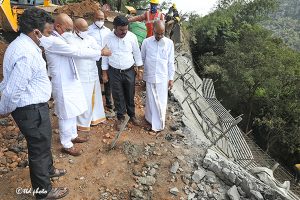 EO INSPECTING ONGOING WORKS ON 2ND GHAT ROAD1