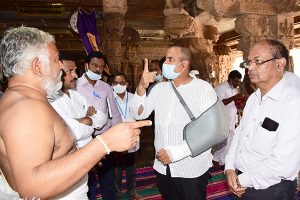 COLLECTOR AND JEO INSPECTION IN VONTIMITTA TEMPLE1