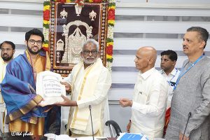 MAHA TOURISM MINISTER OFFERS DOCUMENTS OF LAND TO TTD 3