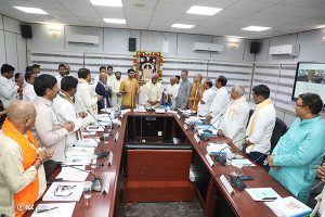 MAHA TOURISM MINISTER OFFERS DOCUMENTS OF LAND TO TTD1