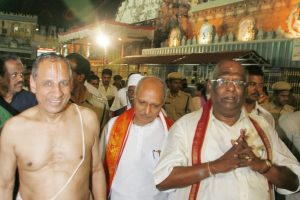 HE Governor of ap visit to temple2