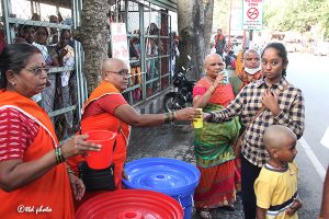 SRIVARI SEVAKS SERVING WATER3